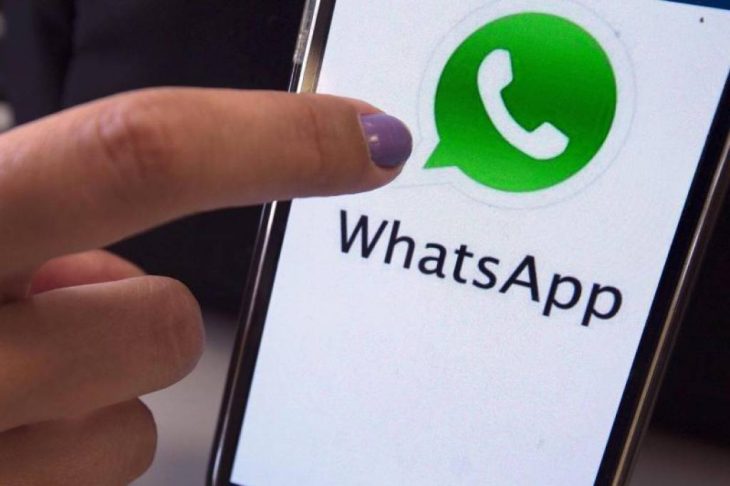 uñas de mujer con telefono y whatsapp 