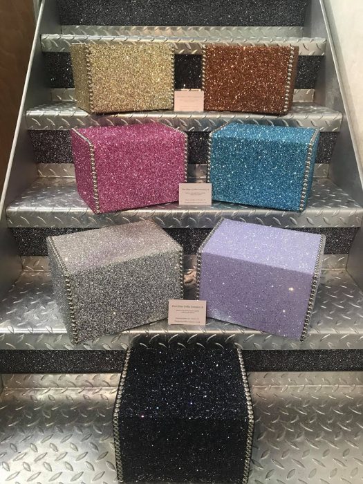 Ataúdes brillantes con glitter de diferentes colores