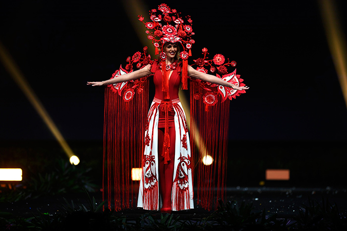 Miss ucrania en traje tipico durante el miss universo