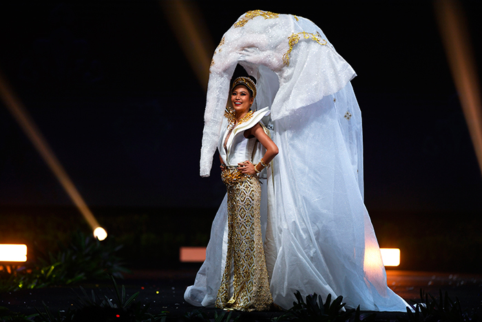 Miss tailandia en miss universo con su traje tipico