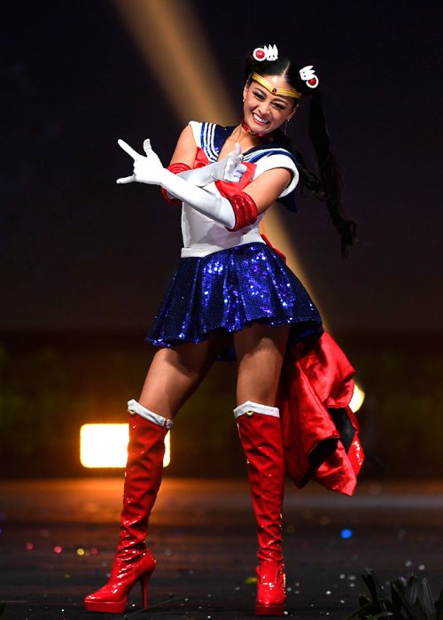 Cocursante de miss universo representando a japón usando el traje de sailor moon