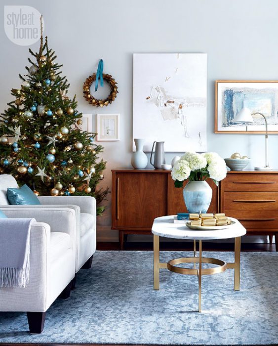 Arbol navideño con decoración azul 