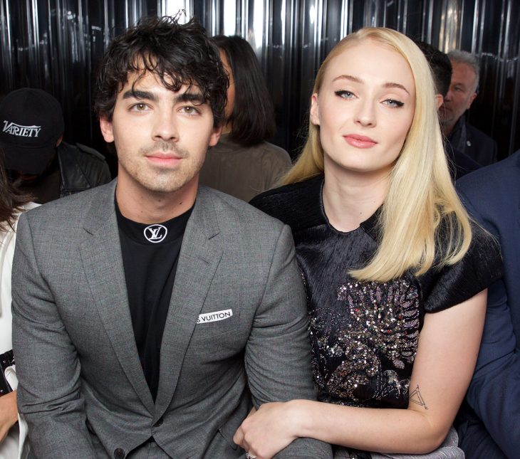 Sophie Turner y Joe Jonas, mujer rubia de ojos azules y hombre castaño con traje de gala