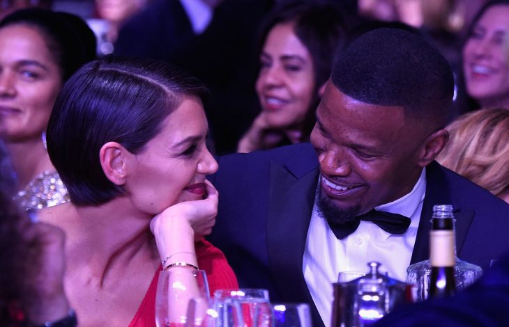 Katie Holmes y Jamie Foxx, pareja de novios sonriendo y vistiendo ropa de gala