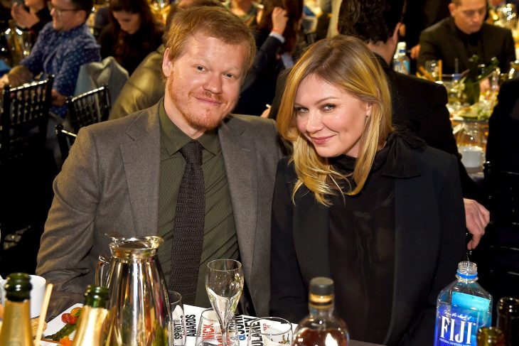 Kristen Dunst y Jesse Plemons, mujer rubia con vestido negro y hombre rubio con traje gris y camisa verde