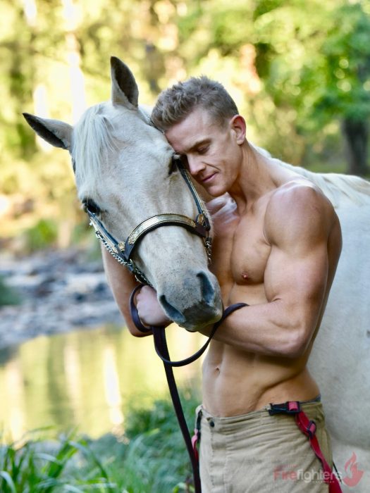 Bombero australiano posa para calendario en beneficencia de animales con caballo blanco