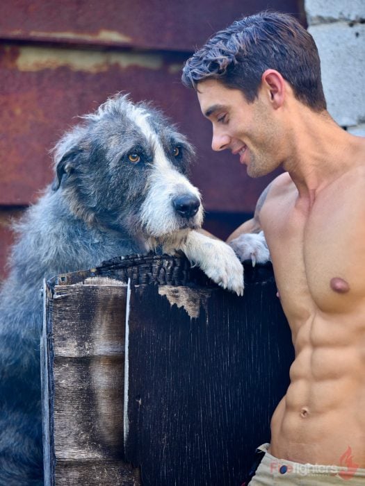 Bombero australiano posa para calendario en beneficencia de animales con perro gris con blanco