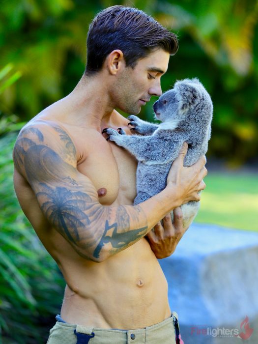 Bombero australiano posa para calendario en beneficencia de animales con koala