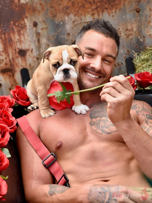 Bombero australiano posa para calendario en beneficencia de animales con perro bulldog