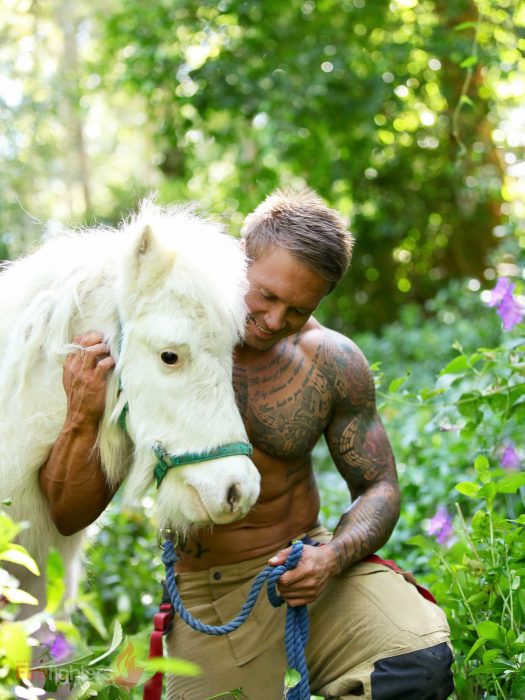 Bombero australiano posa para calendario en beneficencia de animales con caballo blanco