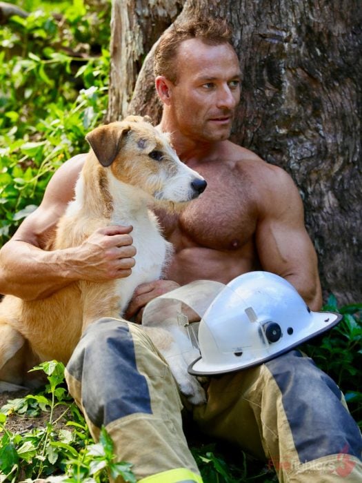 Bombero australiano posa para calendario en beneficencia de animales con perro café con blanco