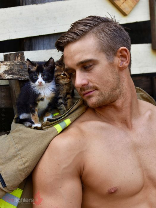 Bombero australiano posa para calendario en beneficencia de animales con gatos