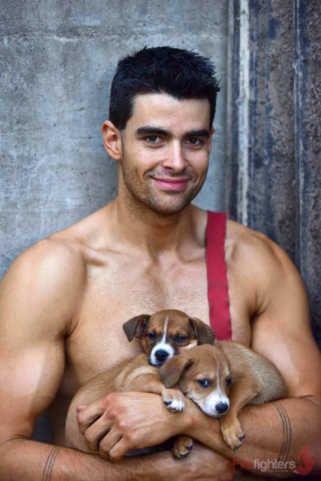 Bombero australiano posa para calendario en beneficencia de animales con perros café con blanco