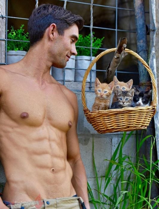 Bombero australiano posa para calendario en beneficencia de animales con gatos en una canasta