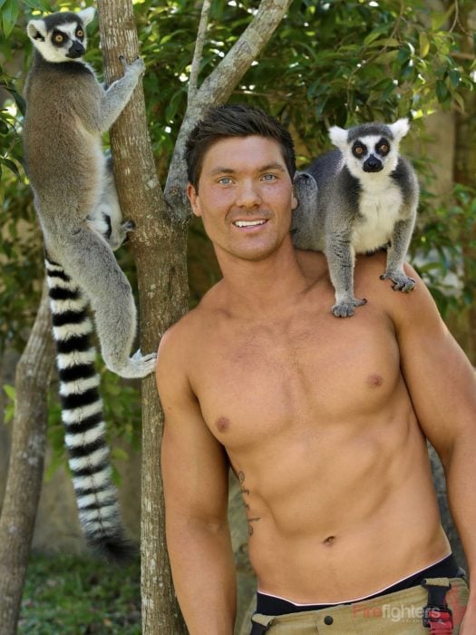 Bombero australiano posa para calendario en beneficencia de animales con lemures