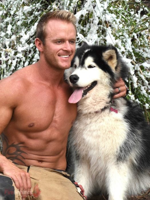 Bombero australiano posa para calendario en beneficencia de animales con perro husky