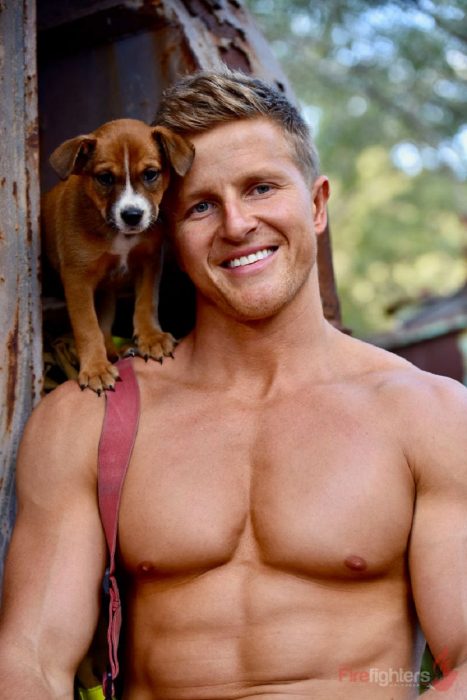 Bombero australiano posa para calendario en beneficencia de animales con perro café con blanco