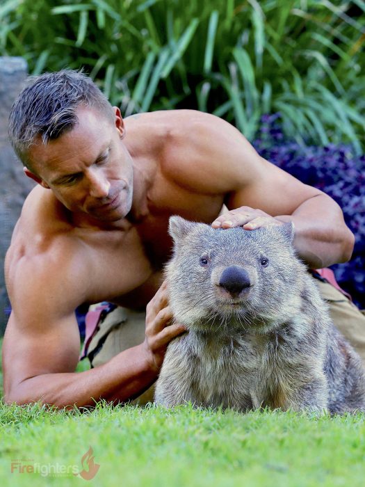 Bombero australiano posa para calendario en beneficencia de animales