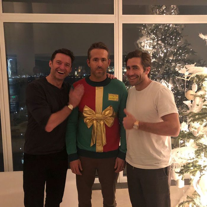 Hugh jackman, Ryan Reynolds y Jack ghyllehaan juntos riendo 