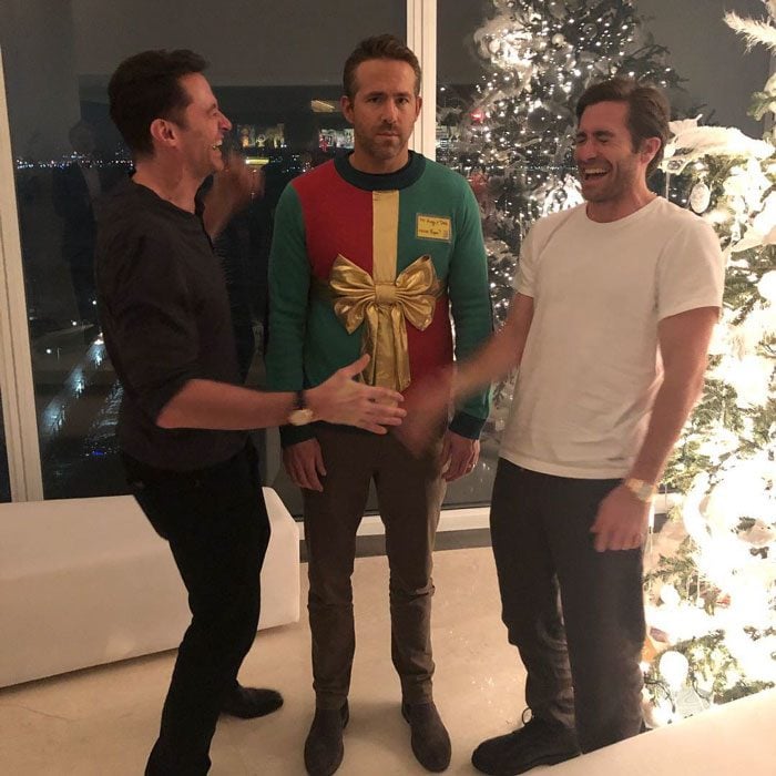 Hugh jackman, Ryan Reynolds y Jack ghyllehaan juntos riendo 