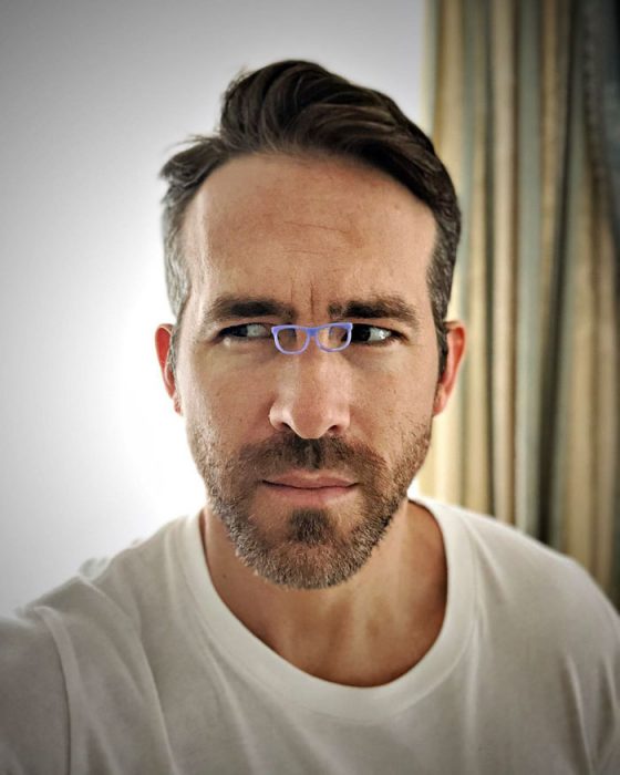 Ryan reynolds usando unos pequeños lentes 