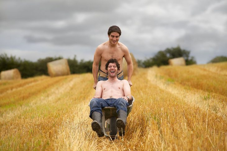 Hombre posando para un calendario irlandés 2019 junto animales de granja 