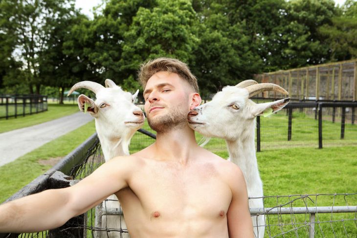 Hombre posando para un calendario irlandés 2019 junto animales de granja 