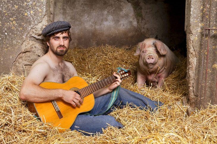 Hombre posando para un calendario irlandés 2019 junto animales de granja 