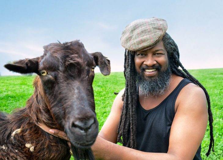 Hombre posando para un calendario irlandés 2019 junto animales de granja 