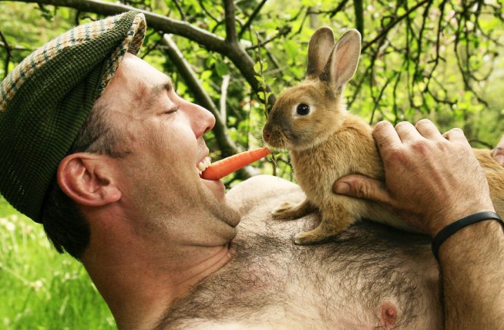 Hombre posando para un calendario irlandés 2019 junto animales de granja 