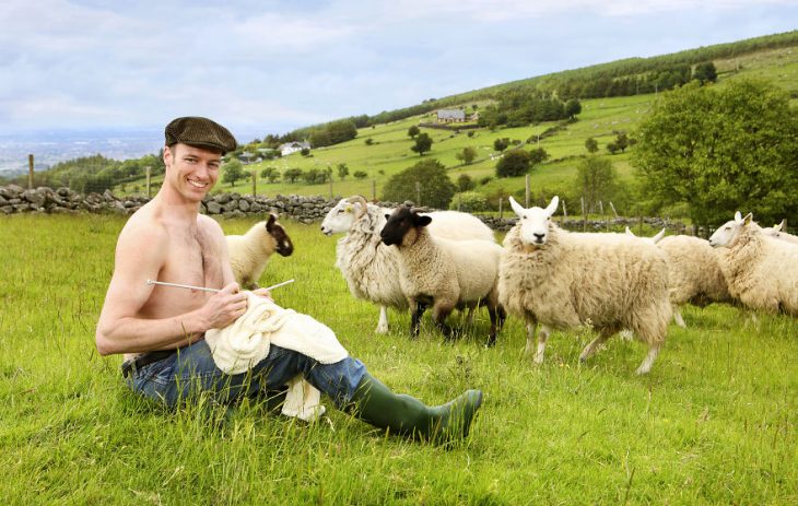 Hombre posando para un calendario irlandés 2019 junto animales de granja 