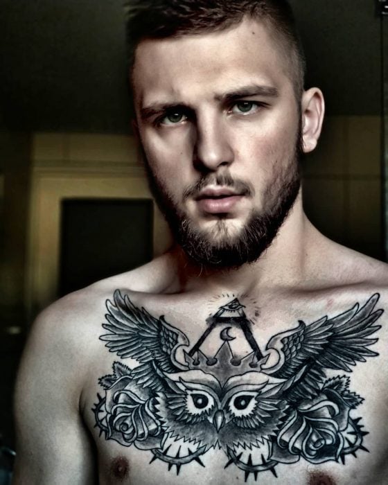 Chico ucraniano de cabello castaño rojizo con tatuaje de búho en el pecho