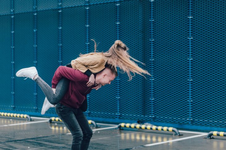 pareja de novios jugando en la calle 