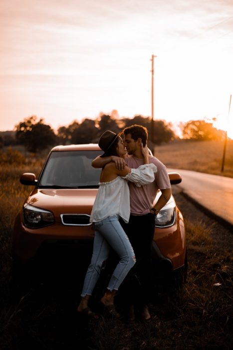 pareja paseando en automovil