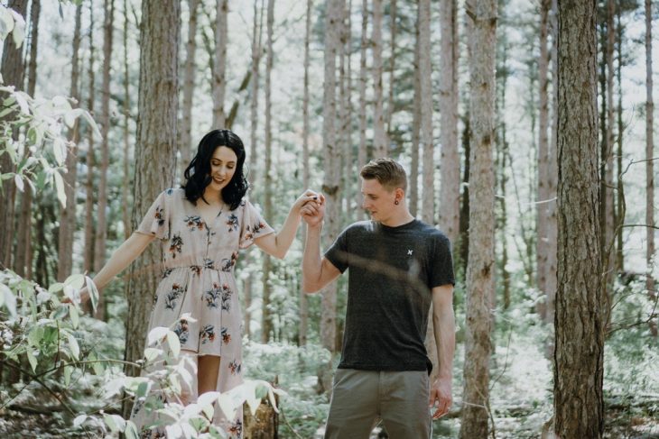 pareja d enovios paseando por el bosque tomados de la mano