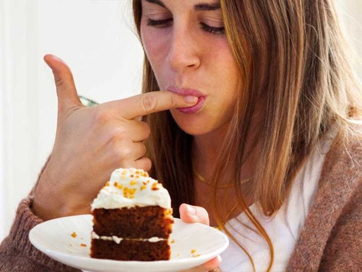 chica comiendo pastel 