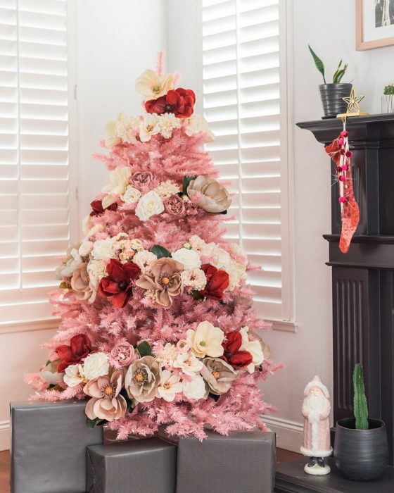 Arbol navideño con decoración rosa 