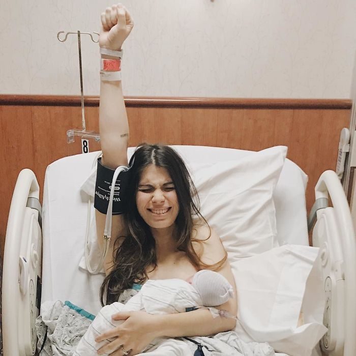 Mujer celebrando que su bebé nació