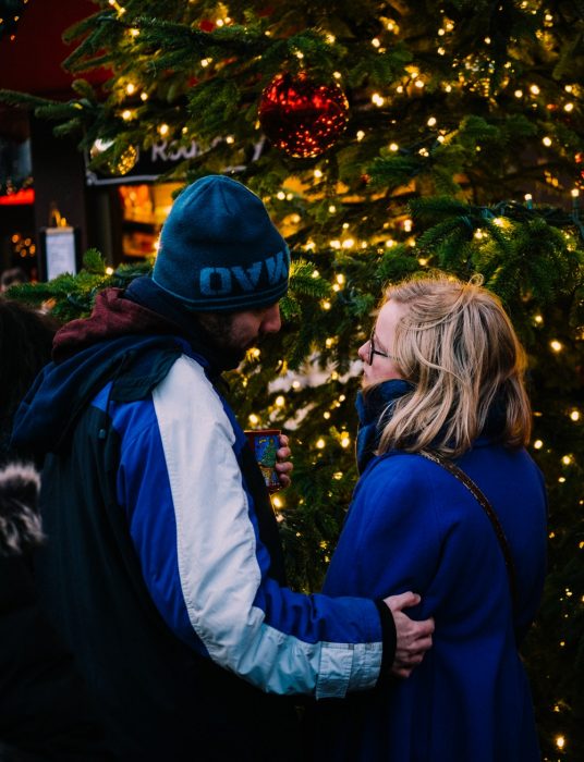 pareja de novios viendo el árbol de Navidad