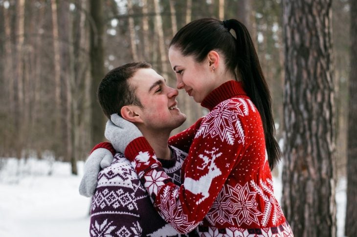 pareja de novios usando ropa navideña