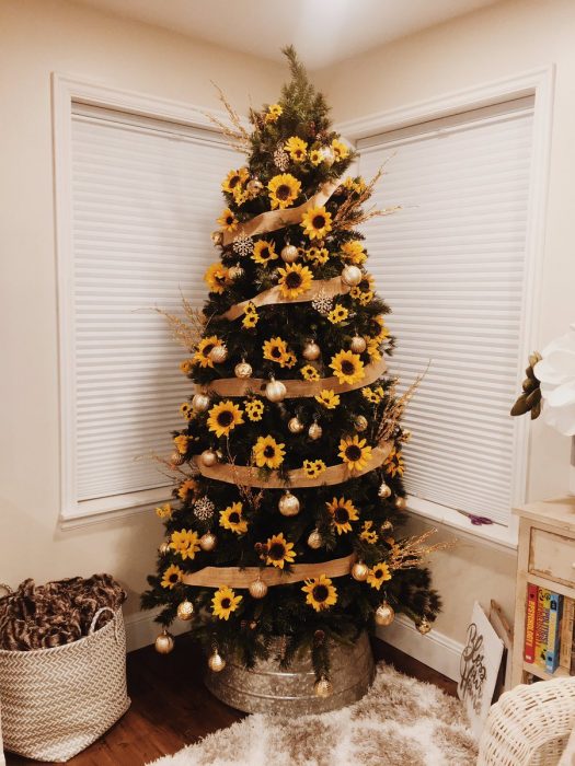 Arbol navideño con decoración amarilla de girasoles