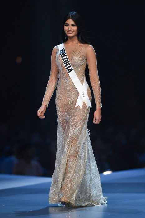 mujer de cabello negro con vestido café 