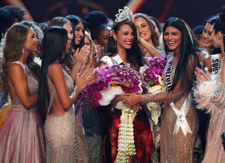 mujer corona reinas de belleza 