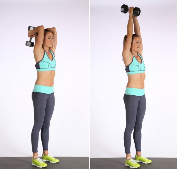 Mujer haciendo ejercicio para evitar la flacidez