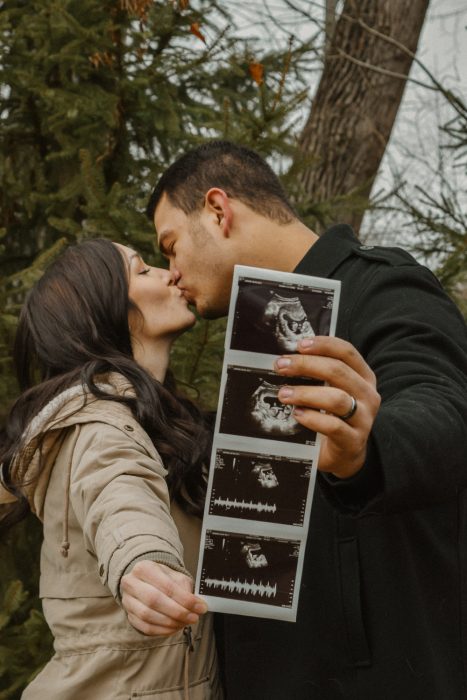 pareja de novios mostrando una eco grafía 