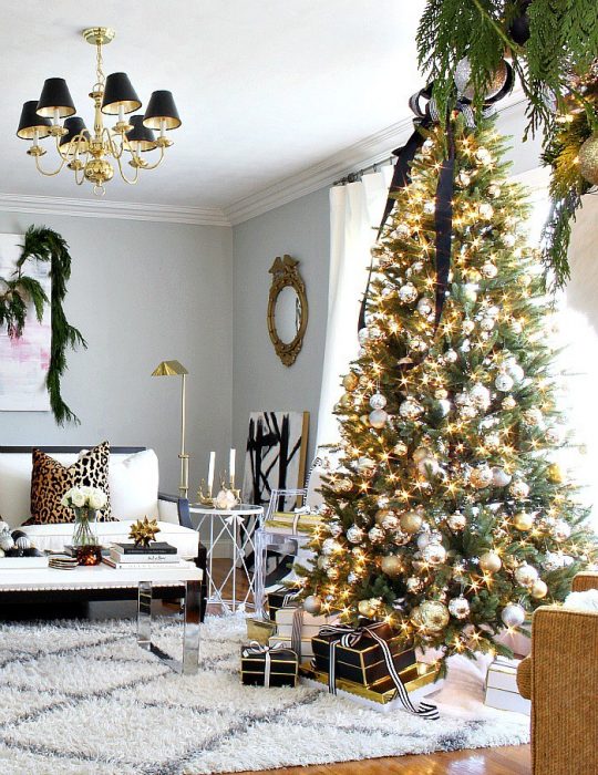 Arbol navideño con decoración dorada y negro 