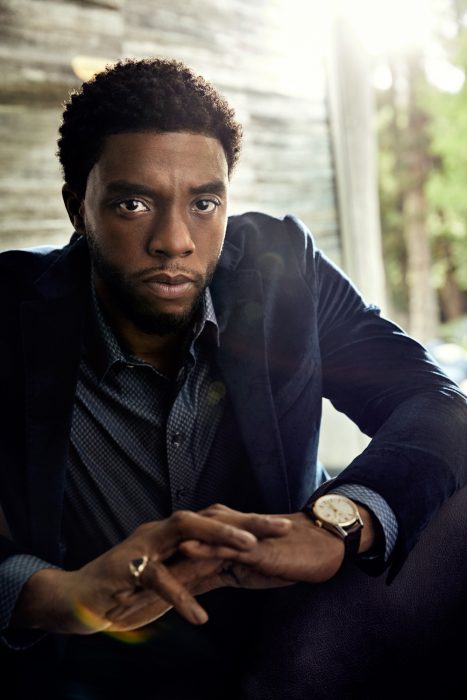 Chadwick Boseman, hombre moreno con traje azul