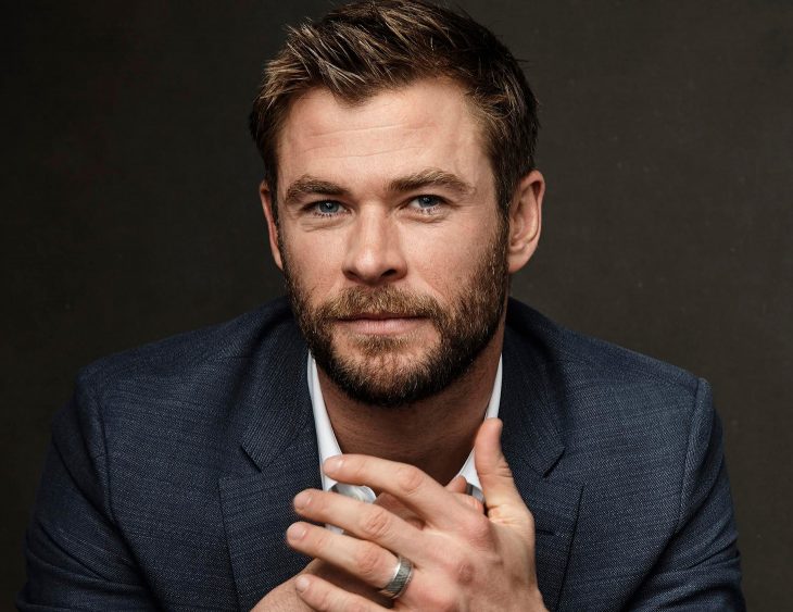 Chris Hemsworth, hombre rubio de ojos azules con traje azul 