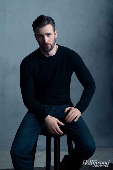 Chris Evans, hombre rubio de ojos azules con camisa negra y pantalón azul