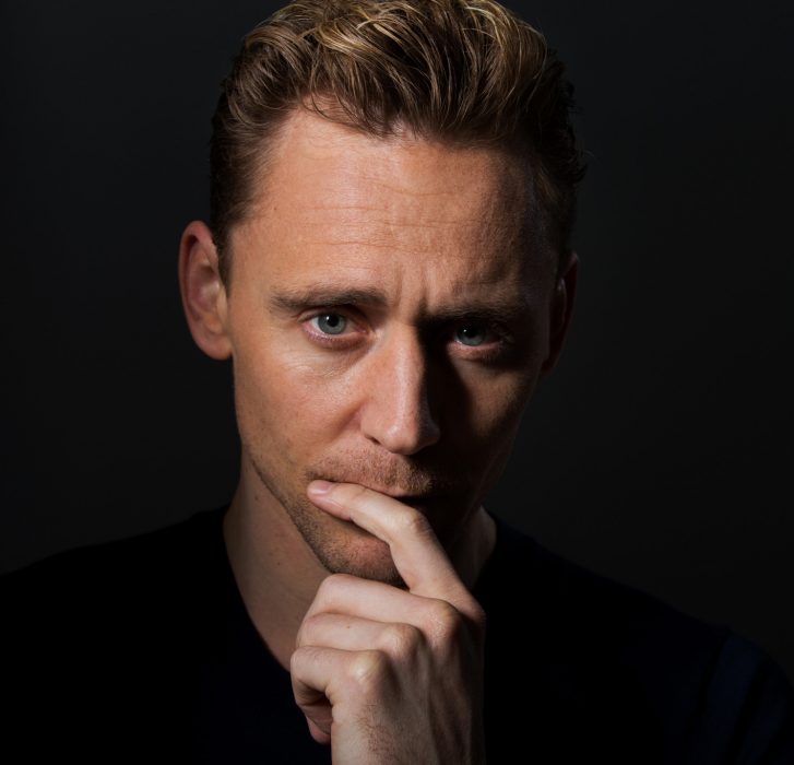 Tom Hiddleston, hombre de cabello corto con una mano en la boca